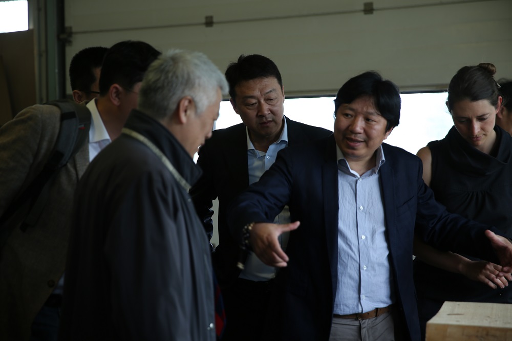 國家工信部、國家標(biāo)準(zhǔn)化委員會(huì)、德國經(jīng)濟(jì)和能源部在德國萊比錫召開了《中德智能制造/工業(yè)4.0標(biāo)準(zhǔn)化工作組會(huì)議》。會(huì)議期間，一行人參觀了位于德國萊比錫的德國國寶博蘭斯勒鋼琴廠