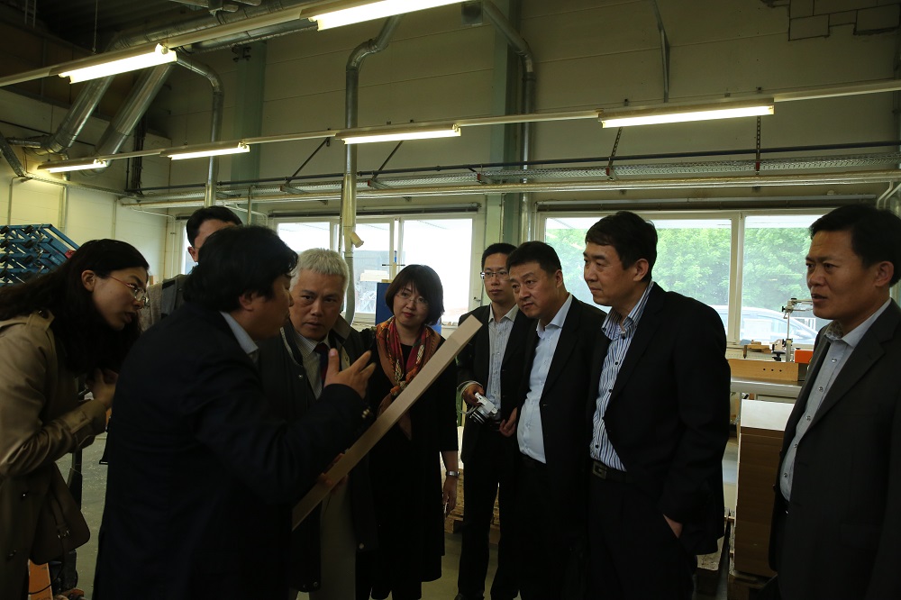 國家工信部、國家標(biāo)準(zhǔn)化委員會(huì)、德國經(jīng)濟(jì)和能源部在德國萊比錫召開了《中德智能制造/工業(yè)4.0標(biāo)準(zhǔn)化工作組會(huì)議》。會(huì)議期間，一行人參觀了位于德國萊比錫的德國國寶博蘭斯勒鋼琴廠