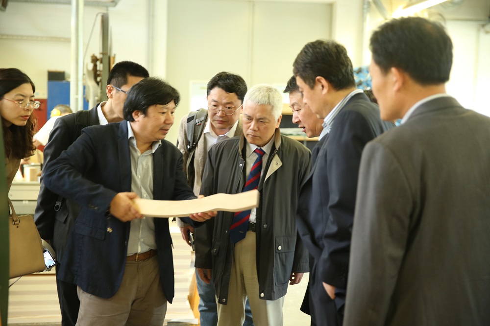 國家工信部、國家標(biāo)準(zhǔn)化委員會(huì)、德國經(jīng)濟(jì)和能源部在德國萊比錫召開了《中德智能制造/工業(yè)4.0標(biāo)準(zhǔn)化工作組會(huì)議》。會(huì)議期間，一行人參觀了位于德國萊比錫的德國國寶博蘭斯勒鋼琴廠