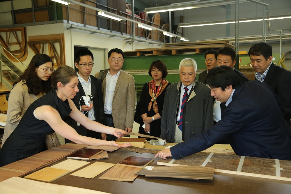 國家工信部、國家標(biāo)準(zhǔn)化委員會(huì)、德國經(jīng)濟(jì)和能源部在德國萊比錫召開了《中德智能制造/工業(yè)4.0標(biāo)準(zhǔn)化工作組會(huì)議》。會(huì)議期間，一行人參觀了位于德國萊比錫的德國國寶博蘭斯勒鋼琴廠