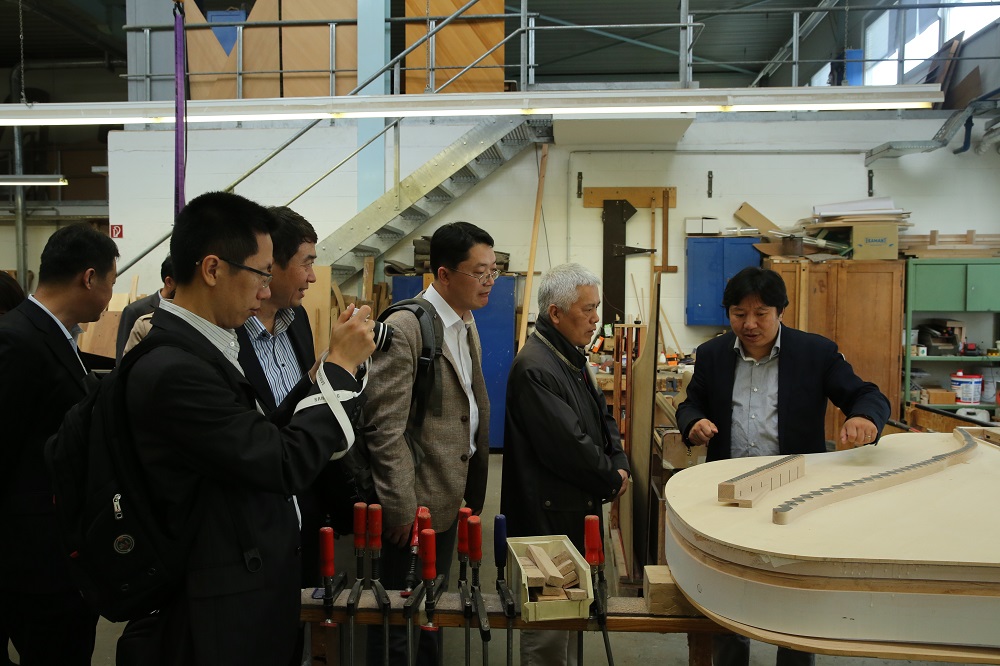 國家工信部、國家標(biāo)準(zhǔn)化委員會(huì)、德國經(jīng)濟(jì)和能源部在德國萊比錫召開了《中德智能制造/工業(yè)4.0標(biāo)準(zhǔn)化工作組會(huì)議》。會(huì)議期間，一行人參觀了位于德國萊比錫的德國國寶博蘭斯勒鋼琴廠