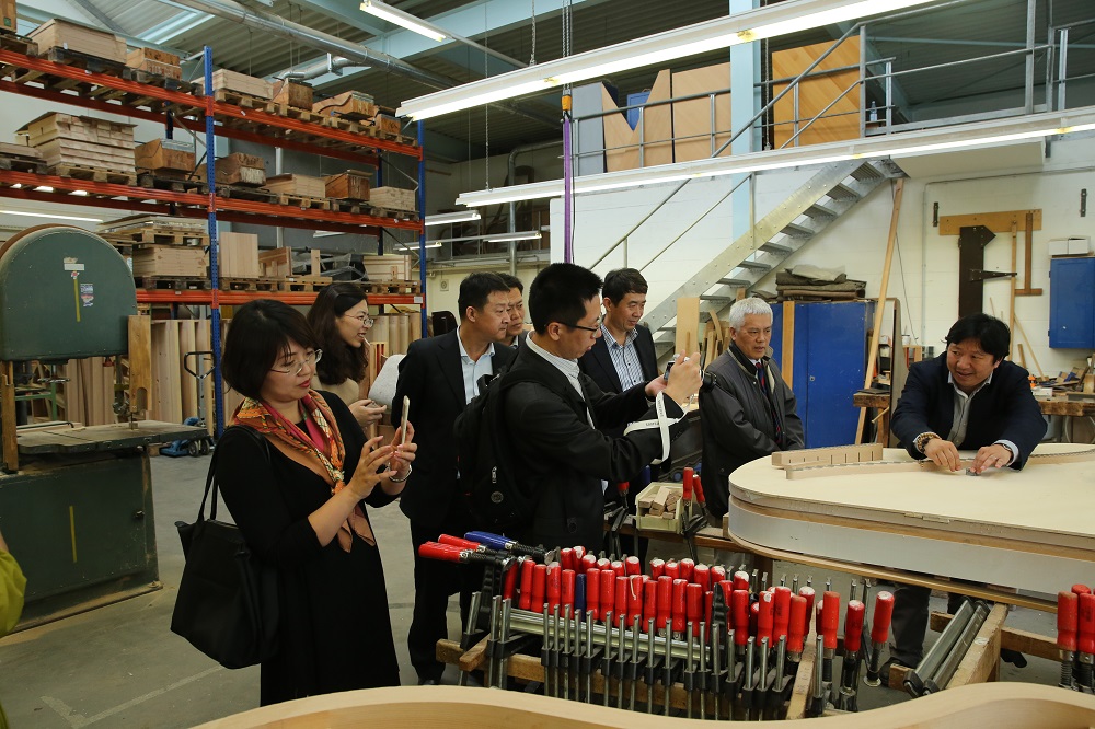 國家工信部、國家標(biāo)準(zhǔn)化委員會(huì)、德國經(jīng)濟(jì)和能源部在德國萊比錫召開了《中德智能制造/工業(yè)4.0標(biāo)準(zhǔn)化工作組會(huì)議》。會(huì)議期間，一行人參觀了位于德國萊比錫的德國國寶博蘭斯勒鋼琴廠