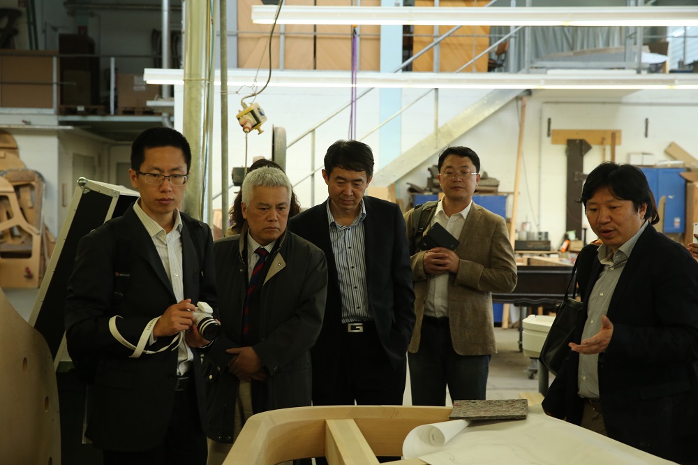 國家工信部、國家標(biāo)準(zhǔn)化委員會(huì)、德國經(jīng)濟(jì)和能源部在德國萊比錫召開了《中德智能制造/工業(yè)4.0標(biāo)準(zhǔn)化工作組會(huì)議》。會(huì)議期間，一行人參觀了位于德國萊比錫的德國國寶博蘭斯勒鋼琴廠